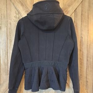 Lululemon 2013 Hiver Ruffled Up Special Edition 8 RARE Size 8